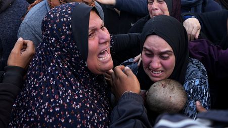 فلسطينيون أمام مشرحة مستشفى الأقصى في دير البلح يشيعون طفلاً رضيعاً قتل في القصف الإسرائيلي على قطاع غزة