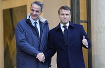 Ο Έλληνας πρωθυπουργός Κυριάκος Μητσοτάκης συναντάει τον Γάλλο πρόεδρο Εμανουέλ Μακρόν στο Παρίσι