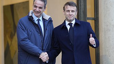 Ο Έλληνας πρωθυπουργός Κυριάκος Μητσοτάκης συναντάει τον Γάλλο πρόεδρο Εμανουέλ Μακρόν στο Παρίσι