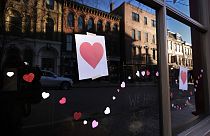 Corações do Dia dos Namorados decoram uma montra na Exchange Street, quarta-feira, 14 de fevereiro de 2024, em Portland, Maine. 