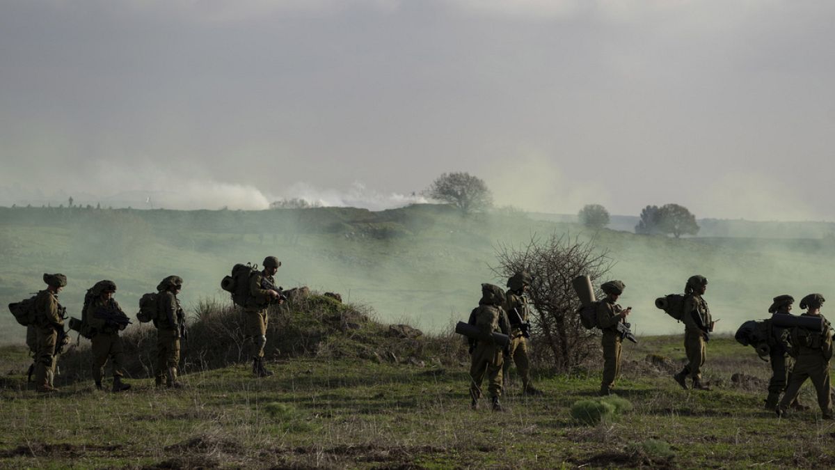 İsrailli birlikler İsrail kontrolündeki Golan Tepeleri'nde Lübnan cephesinde eğitim tatbikatlarına katılıyor,