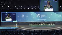 La directora general de la OMC, Ngozi Okonjo-Iweala, habla en una cumbre de la OMC en Abu Dhabi, Emiratos Árabes Unidos, el 26 de febrero de 2024.