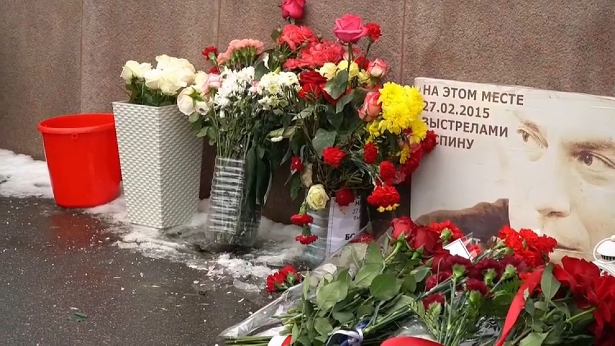 Foreign diplomats pay tribute to Russian opposition leader Boris Nemstov thumbnail
