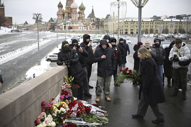 La embajadora de EE.UU. en Rusia, Lynne M. Tracy, deja flores en el lugar donde murió Boris Nemtsov