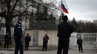 Agentes da polícia búlgara montam guarda durante um protesto contra as acções militares russas na Ucrânia, em frente à embaixada russa em Sófia, segunda-feira, 3 de março de 2014. 