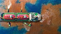 Una fuga de petróleo de un barco. La extracción de agua, el reciclaje de barcos y la contaminación se encuentran entre las actividades cubiertas por la directiva actualizada.