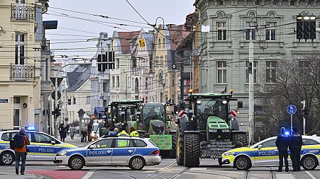 Poljoprivrednici dolaze s traktorima na demonstraciju prije početka treće konferencije o razvoju infrastrukture na poljima ugljena Lužica i Srednje Njemačke.