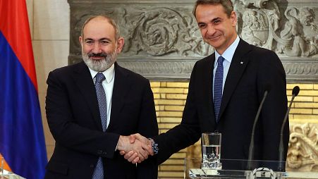 Ο πρωθυπουργός Κυριάκος Μητσοτάκης (Δ) και ο πρωθυπουργός της Αρμενίας Nikol Pashinyan 