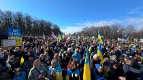 Migliaia di persone hanno partecipato alla manifestazione in favore dell'Ucraina il 24 febbraio 2024 a Berlino