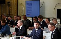 Il presidente francese Emmanuel Macron, tiene un discorso all'Eliseo davanti a più di 20 capi di Stato e di governo europei riuniti per discutere di Ucraina (26 febbraio 2024)