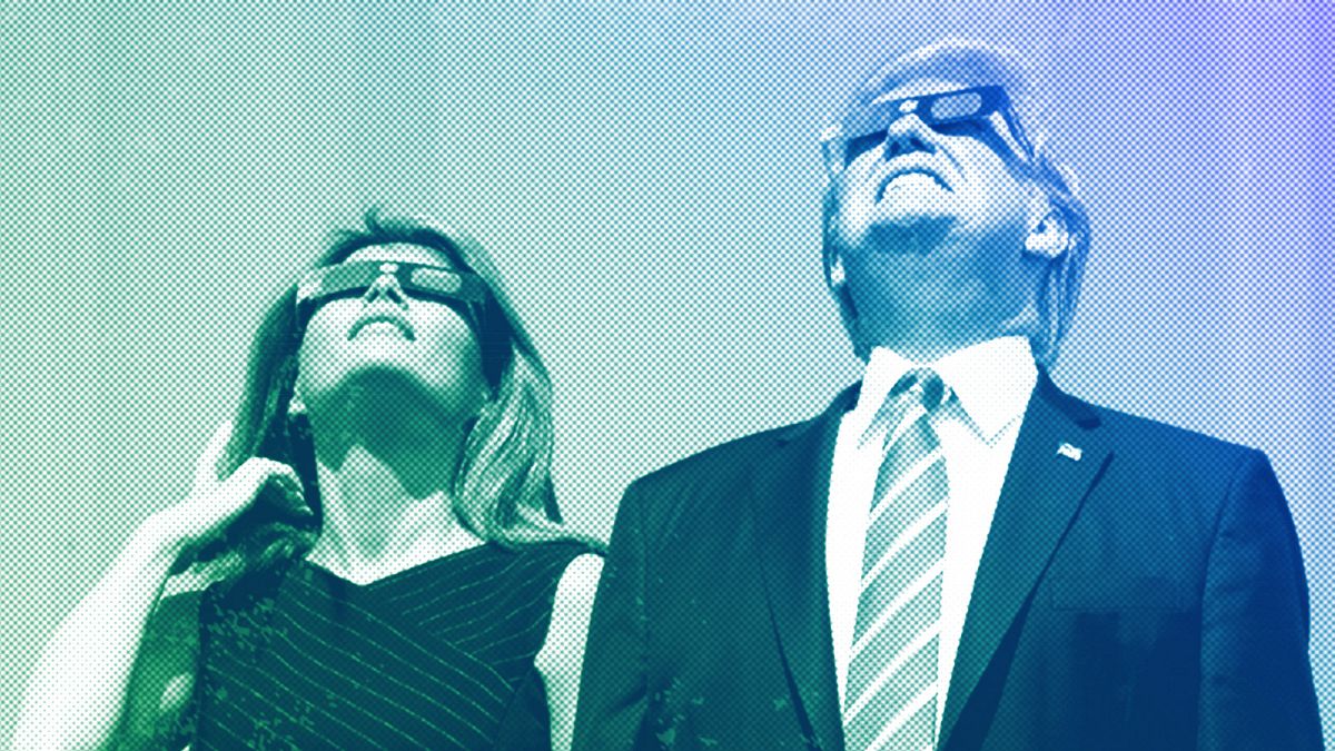 O Presidente Donald Trump e a primeira-dama Melania Trump usam óculos de proteção enquanto observam o eclipse solar na Casa Branca, em Washington, em agosto de 2017