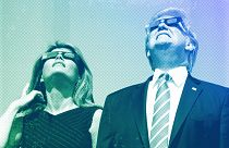 Le président Donald Trump et la première dame Melania Trump portent des lunettes de protection alors qu'ils regardent l'éclipse solaire à la Maison Blanche à Washington, en août 2017.