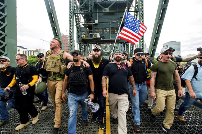 Membros dos Proud Boys e outros manifestantes de direita marcham pela ponte Hawthorne durante uma manifestação em Portland, em agosto de 2019.