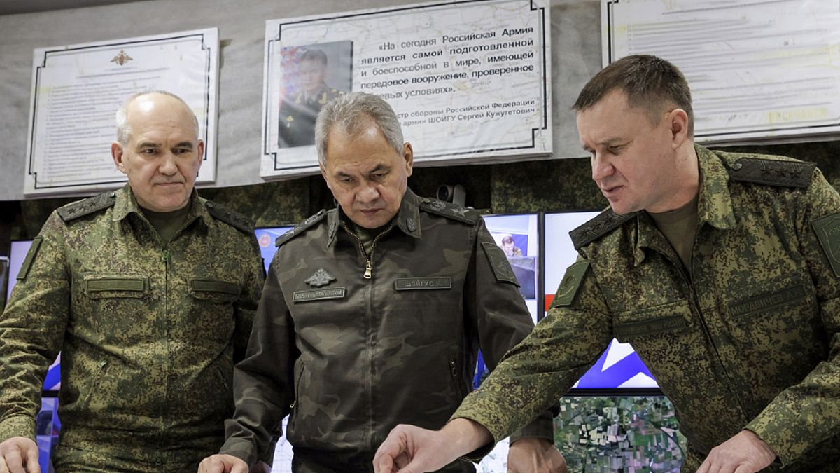 وزير الدفاع الروسي في اجتماع مع القادة العسكريين أثناء زيارته لإحدى المناطق الأوكرانية التي تسيطر عليها موسكو 