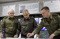 وزير الدفاع الروسي في اجتماع مع القادة العسكريين أثناء زيارته لإحدى المناطق الأوكرانية التي تسيطر عليها موسكو 