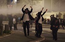 الشرطة تستخدم خراطيم المياه لتفريق رجال وفتيان يهود متشددين يغلقون أحد الشوارع في القدس خلال مظاهرة ضد التجنيد العسكري