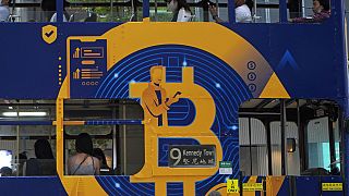 Hong Kong'daki bir tramvayda Bitcoin reklamı