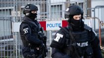 الشرطة الهعولندية تفرض الحراسة لدى وصول مشتبه بهم إلى المحكمة في أمسترادم. 2024/02/27
