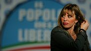 Alessandra Mussolini se arregla el pelo en la sede electoral del partido Pueblo de la Libertad, en Roma, el lunes 14 de abril de 2008.