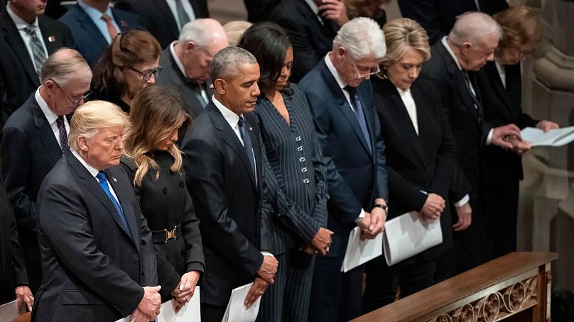 روسای جمهور پیشین ایالات متحده در کنار همسر خود در مراسم درگذشت جورج بوش پدر به تاریخ ۵ دسامبر ۲۰۱۸