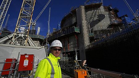 Zaposlenik radi na gradilištu nuklearne elektrane Hinkley Point C u Somersetu