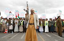 حامیان حوثی در تجمعی علیه حملات هوایی به رهبری ایالات متحده. صنعا، یمن، جمعه ۹ فوریه ۲۰۲۴