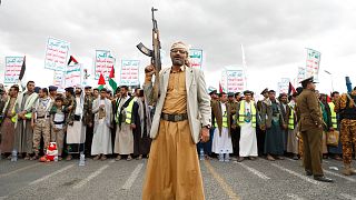 حامیان حوثی در تجمعی علیه حملات هوایی به رهبری ایالات متحده. صنعا، یمن، جمعه ۹ فوریه ۲۰۲۴