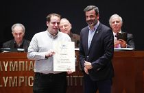 Η απονομή του βραβείου στον Γιάννη Καράγιωργα από το μέλος της ΕΟΕ Νίκο Ξυλούρη