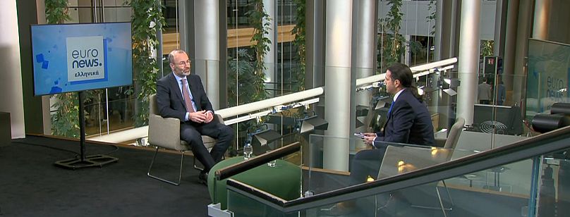 Ο πρόεδρος του ΕΛΚ, Μάνφρεντ Βέμπερ, παραχωρεί συνέντευξη στον Πάνο Κιτσικόπουλο, για την Ελληνική Υπηρεσία του Euronews