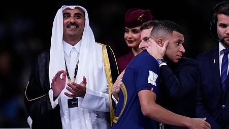 میلین امباپه در آغوش امانوئل ماکرون و در کنار امیر قطر