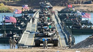 رزمایش مشترک ارتش آمریکا و ارتش کره جنوبی برای عبور تانک از روی پل‌های شناور