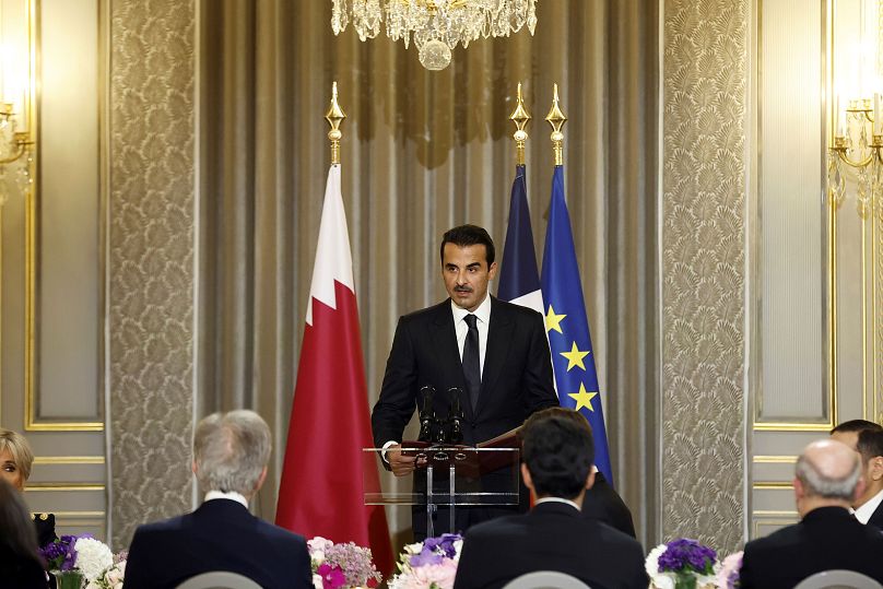 أمير قطر الشيخ تميم بن حمد آل ثاني يلقي كلمة خلال عشاء رسمي مع الرئيس الفرنسي إيمانويل ماكرون في قصر الإليزيه