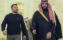 Il presidente ucraino Volodymyr Zelensky con il principe ereditario saudita Mohammed bin Salman