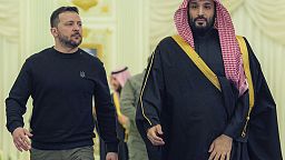 Zelenski  junto a Bin Salman en Arabia Saudí.
