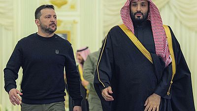 Il presidente ucraino Volodymyr Zelensky con il principe ereditario saudita Mohammed bin Salman