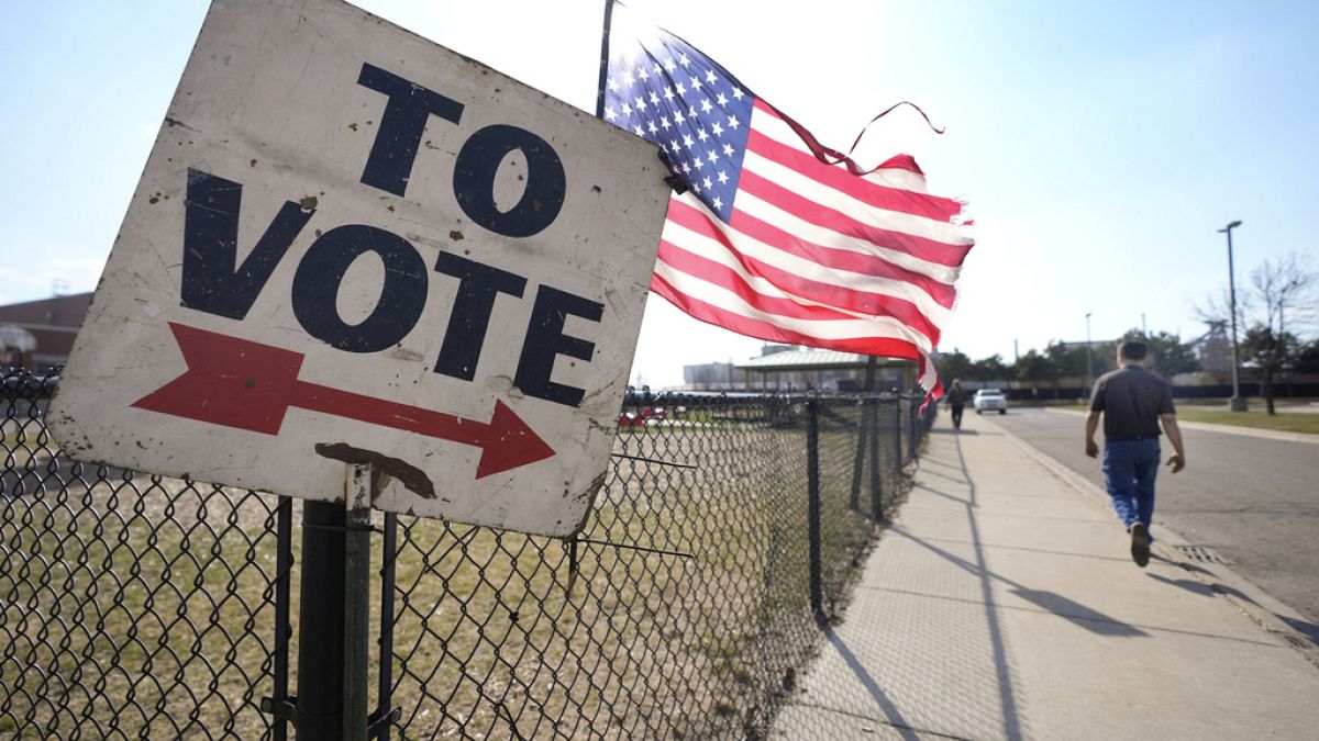 Cartel indicando el camino al centro de votación en EE.UU.
