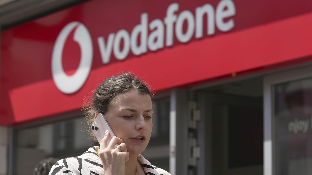 Гигантът на мобилните телефони Vodafone преговаря за продажбата на италианския