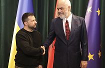 El primer ministro albanés, Edi Rama, a la derecha, da la bienvenida al presidente ucraniano Volodímir Zelenski en Tirana, Albania, el 28 de febrero de 2024.