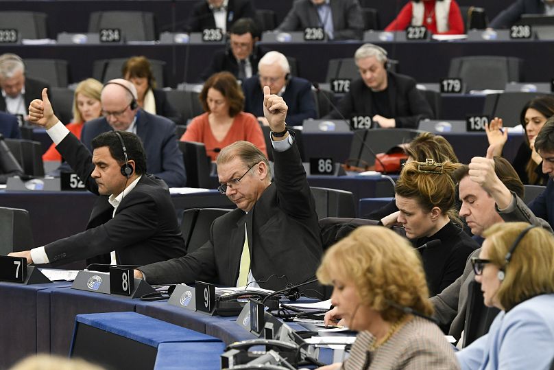 Membros do Parlamento Europeu participam numa sessão de votação sobre alterações às reformas dos direitos de autor da UE no Parlamento Europeu em Estrasburgo