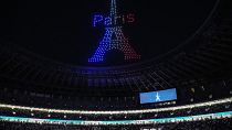 Droni volano in formazione per creare un'immagine della Torre Eiffel, prima della finale tra Giappone e Corea del Nord a Tokyo per la qualificazione alle Olimpiadi di Parigi