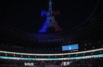 Стая дронов создала образ Эйфелевой башни перед финалом отборочного турнира Парижской Олимпиады по футболу (женщины) между Японией и Северной Кореей на Национальном стадионе.