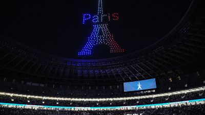 Стая дронов создала образ Эйфелевой башни перед финалом отборочного турнира Парижской Олимпиады по футболу (женщины) между Японией и Северной Кореей на Национальном стадионе.