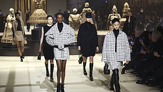 Modelos vestem criações no âmbito da coleção de pronto-a-vestir Christian Dior outono/inverno 2024-2025 apresentada terça-feira, 27 de fevereiro de 2024, em Paris.