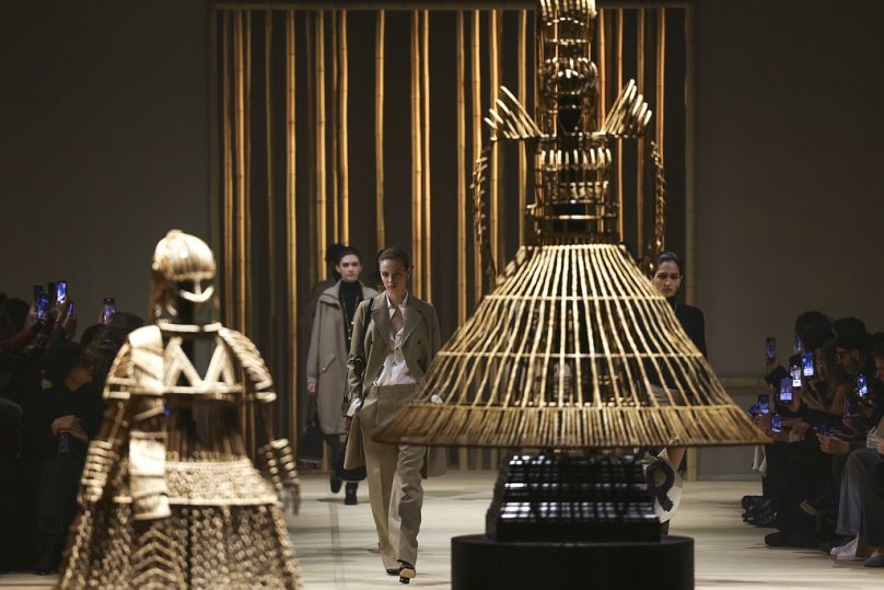 Modelos vestem criações no âmbito da coleção de pronto-a-vestir Christian Dior outono/inverno 2024-2025 apresentada terça-feira, 27 de fevereiro de 2024, em Paris.