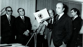 Ο Γ. Κωστόπουλος, παρουσιάζει το νέο σήμα της Τράπεζας Πίστεως, 1972 