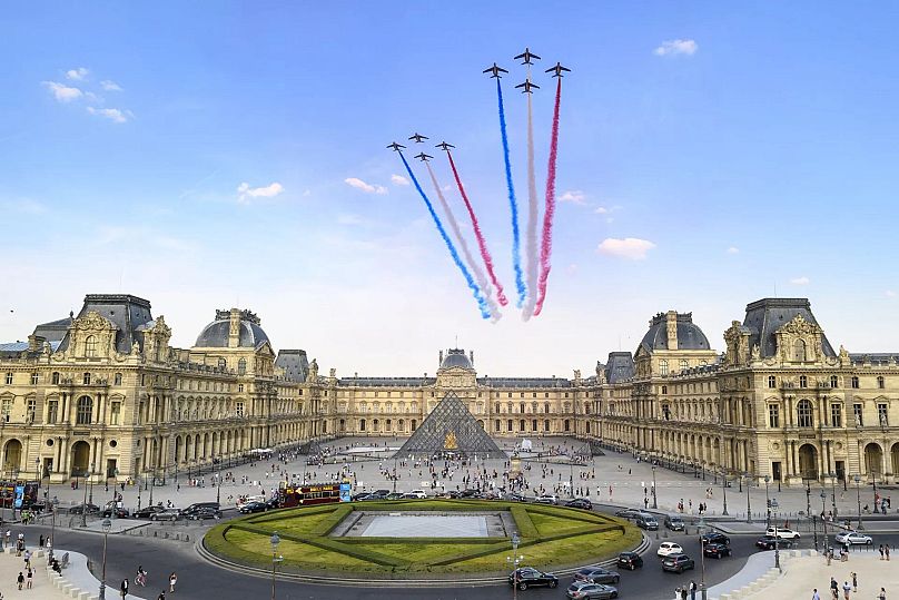 Jets überfliegen das Louvre-Museum am französischen Nationalfeiertag