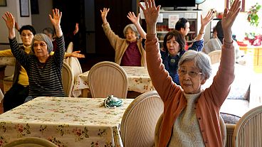  كبار السن يمارسون تمارين رياضية في سيلفر فيلا كوياما، دار المسنين، في طوكيو- 13 مارس 2013