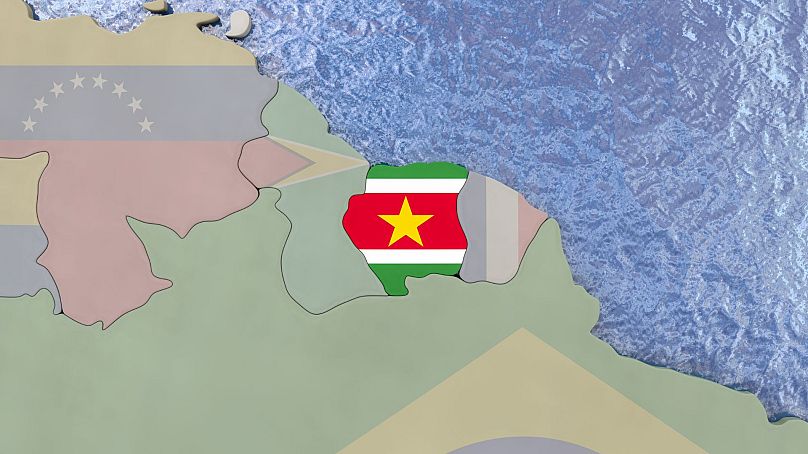 موقعیت جغرافیایی و پرچم سورینام در آمریکای جنوبی
