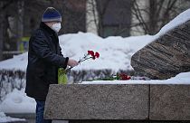 Navalny'nin ölümü sonrası ülke genelinde yüzlerce Rus anıtlara çiçek ve mum bıraktı