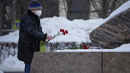 Navalny'nin ölümü sonrası ülke genelinde yüzlerce Rus anıtlara çiçek ve mum bıraktı